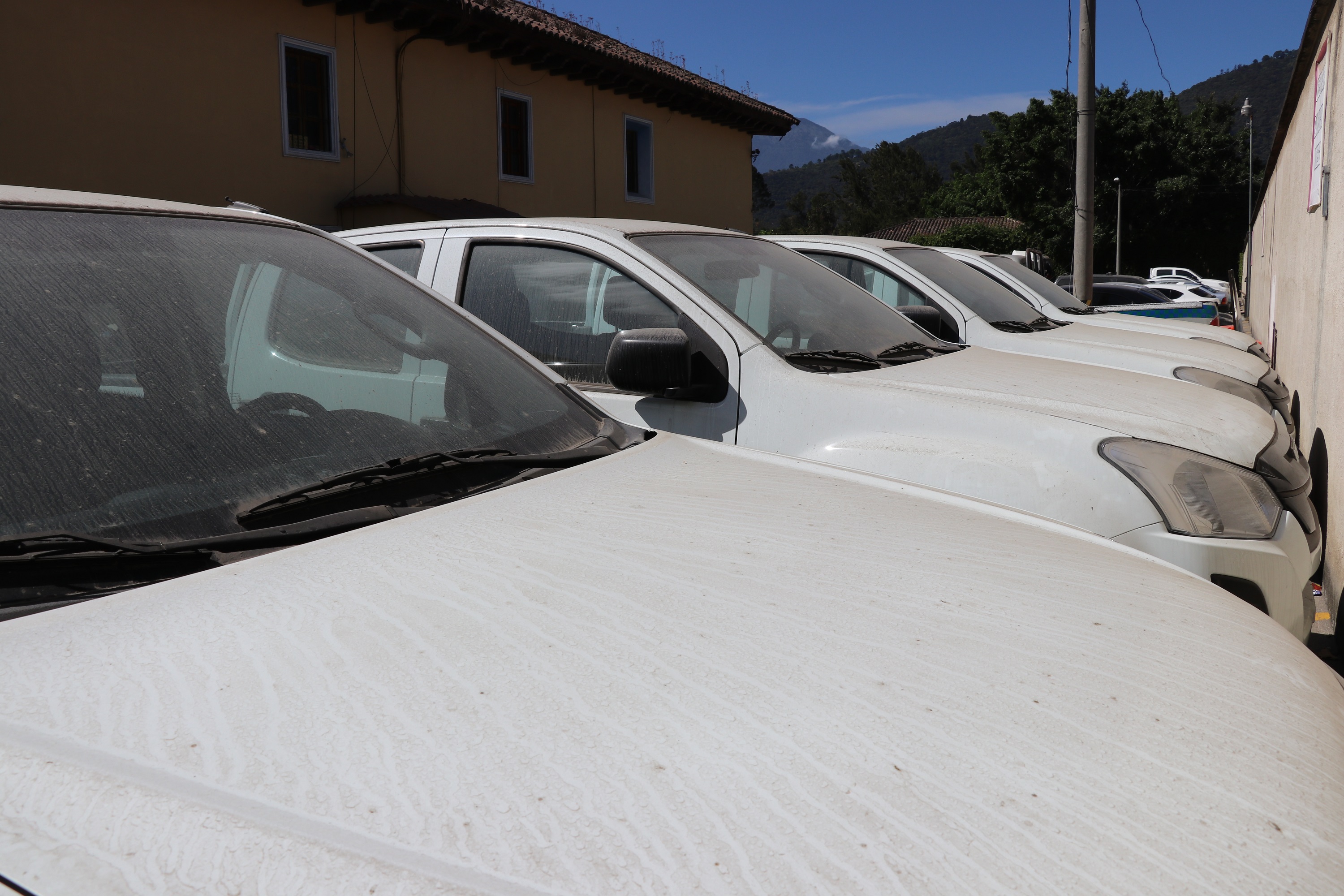 Cuatro vehículos de la comuna antigüeña permanecen estacionados desde julio último. (Foto Prensa Libre: Julio Sicán)