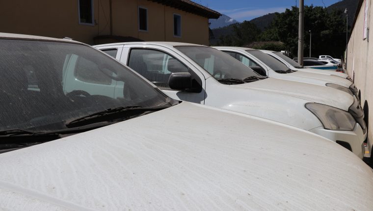Cuatro vehículos de la comuna antigüeña permanecen estacionados desde julio último. (Foto Prensa Libre: Julio Sicán)