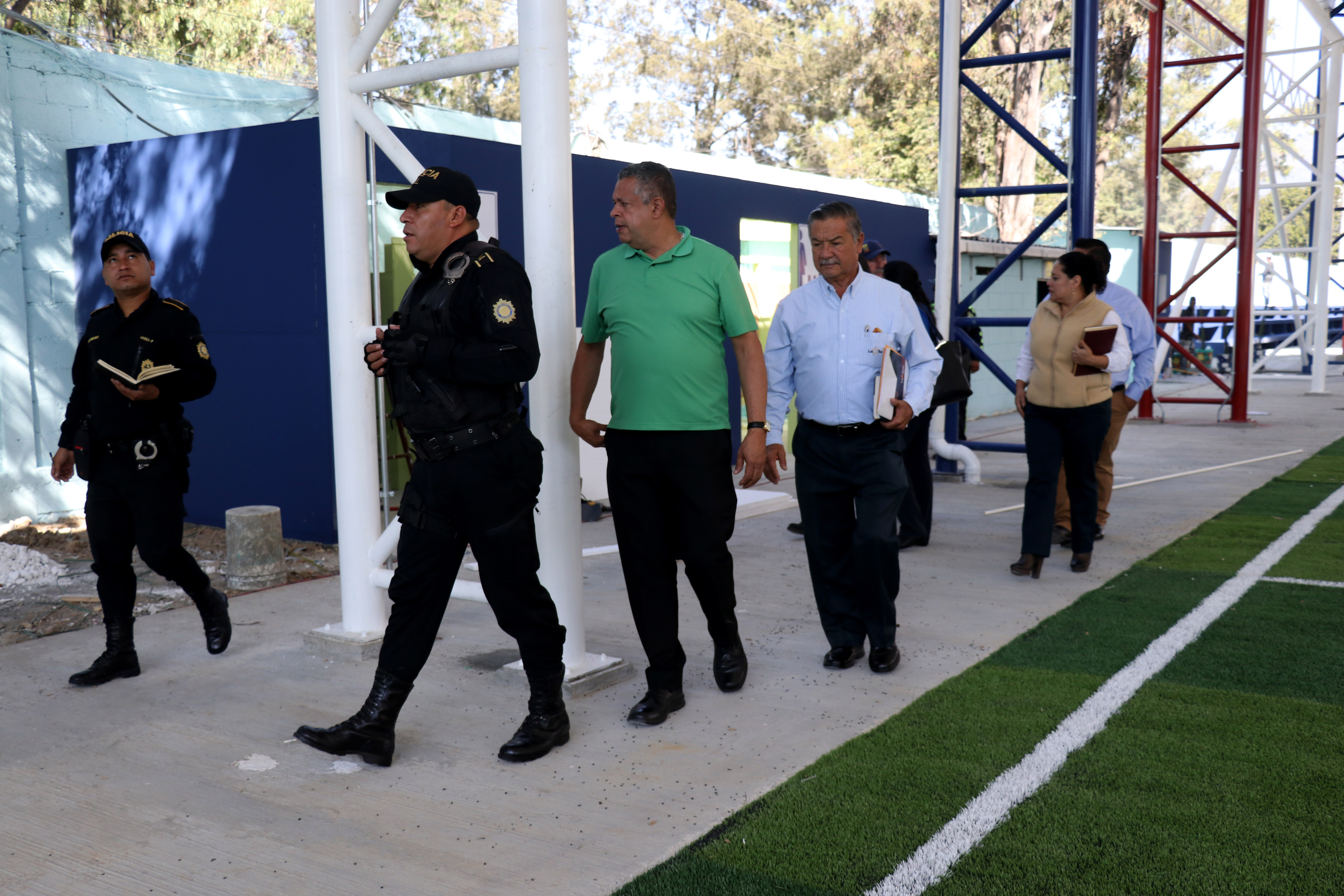 La Policía Nacional Civil y hermanos de La Salle revisan las instalaciones del colegio La Selle donde se efectuará a la beatificación. (Foto Prensa Libre: Mike Castillo)