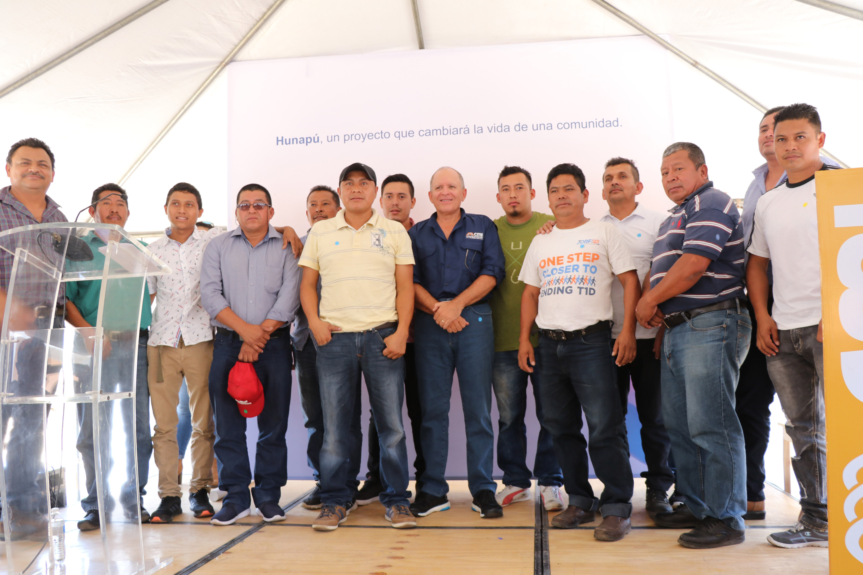 Juan José Gutiérrez (al centro) junto a los representantes de cada familia beneficiadas con una vivienda donde podrán reinciar sus vidas después de sobrevivir a la erupción del volcán. (Foto Prensa Libre: Hilary Paredes)