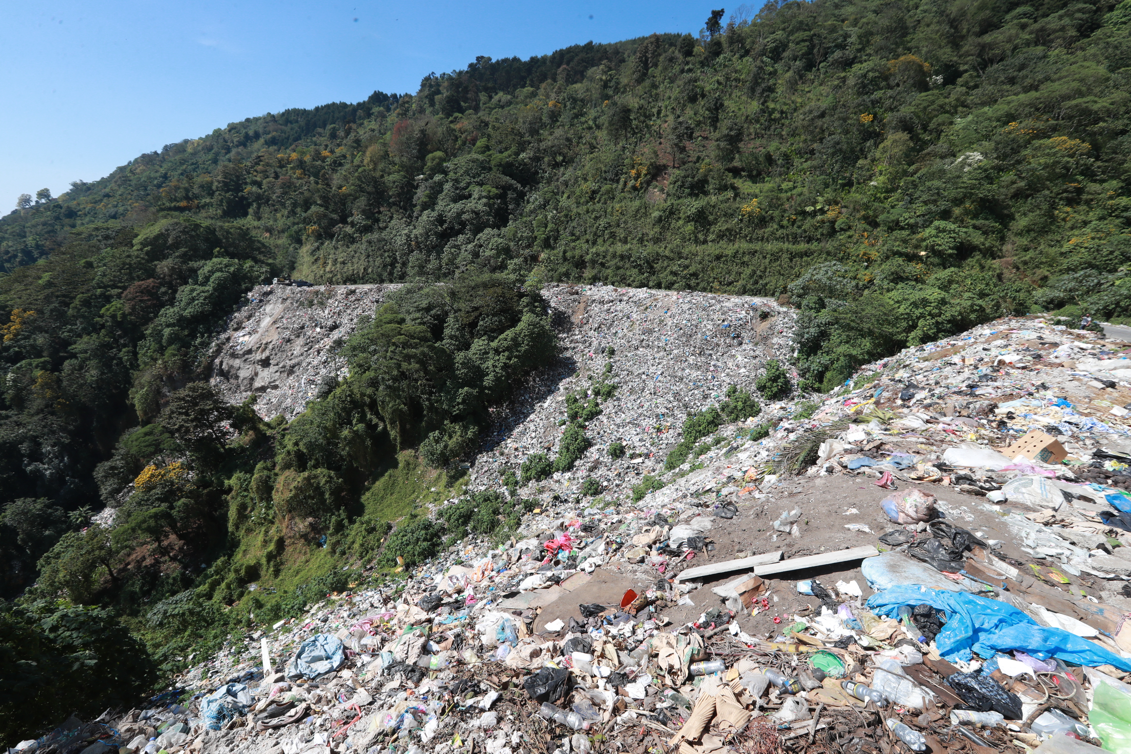 La Municipalidad de Santiago Atitlán, Solola, lanza sus desechos en el área protegida El Mirador del Rey Tepepul (Foto Prensa Libre: Mynor Toc)  