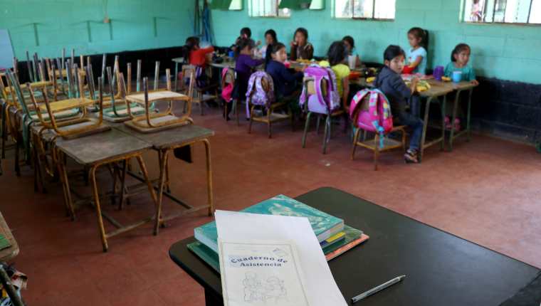 En escuelas primarias cada día 86 niños abandonan la escuela a nivel departamental, afirman autoridades educativas. (Foto Prensa Libre: Mike Castillo)