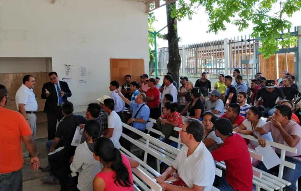 El cónsul Ranger Morales verifica en Ciudad Cuauhtémoc el trámite de la Tarjeta  de Visitante Regioinal. (Foto Prensa Libre: Cortesía) 