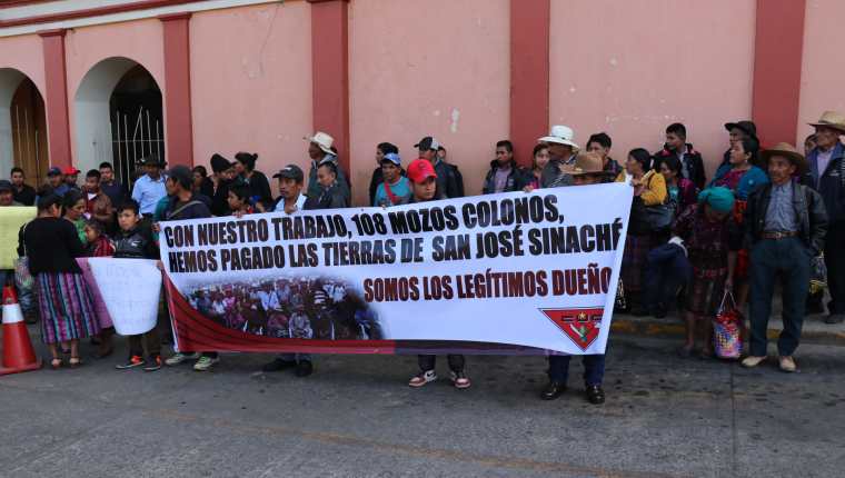 Mozos Colonos que no están de acuerdo con la compra de la finca de San José Sinaché, Zacualpa, realizan manifestación frente a gobernación de Quiché, (Foto Prensa Libre: Héctor Cordero)