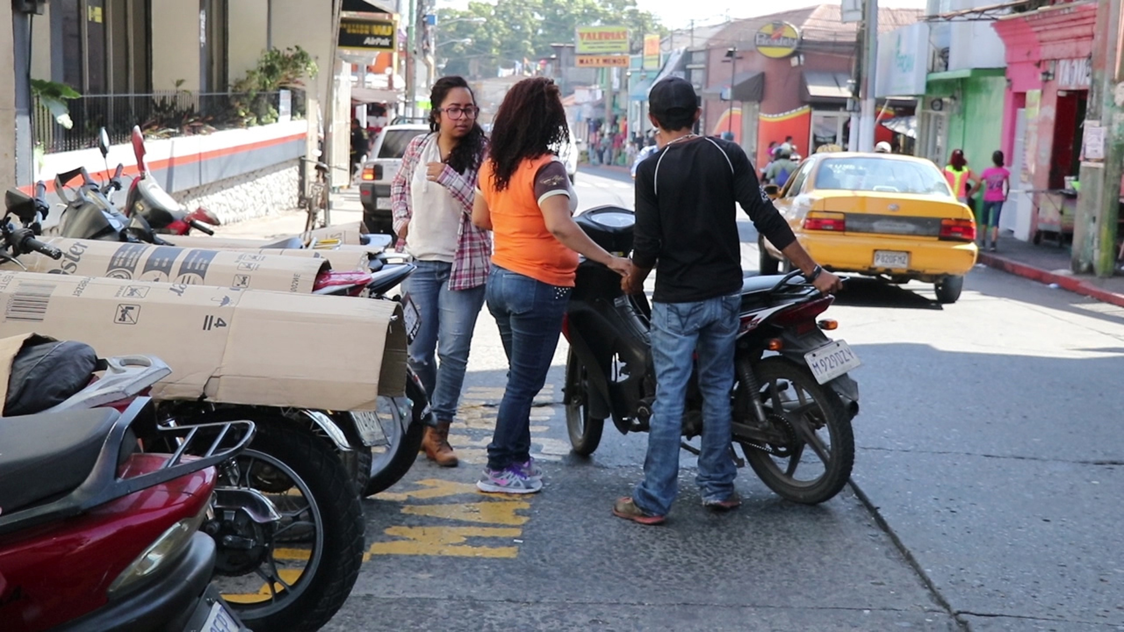 Autoridades piden no pagar a nadie, cuando se estacionan en la vía pública. (Foto Prensa Libre: Hilary Paredes)