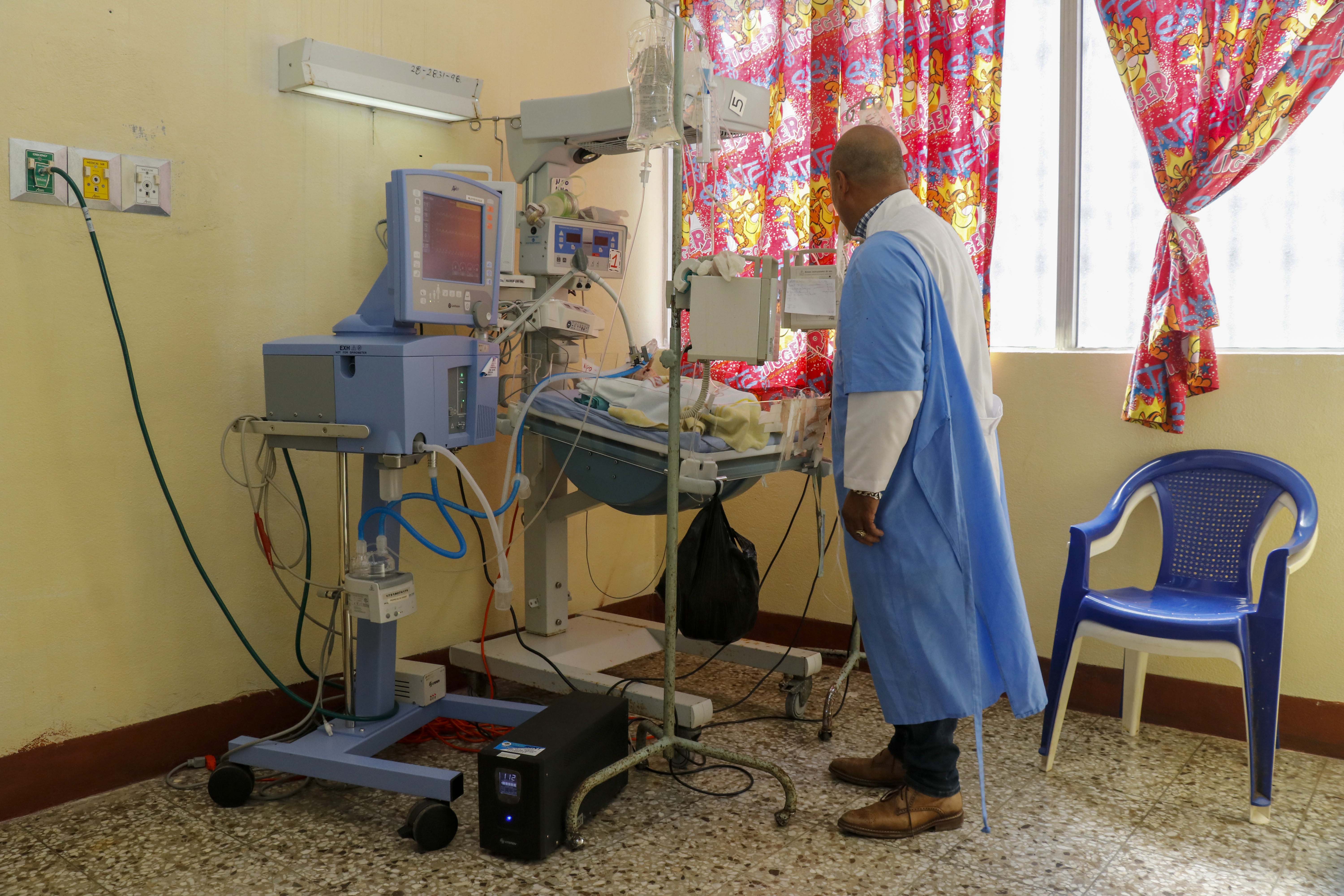 Actualmente hay cuatro recién nacidos conectados a los ventiladores médicos en el Hospital Nacional de Retalhuleu (Foto Prensa Libre: Rolando Miranda).