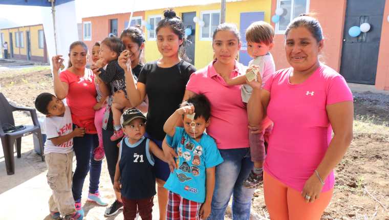 Este jueves recibieron las primeras cinco familias las llaves de su nuevo hogar, donde junto a sus hijos iniciaran una nueva vida, alejadas del peligro del volcán. (Foto Prensa Libre: Hilary Paredes)