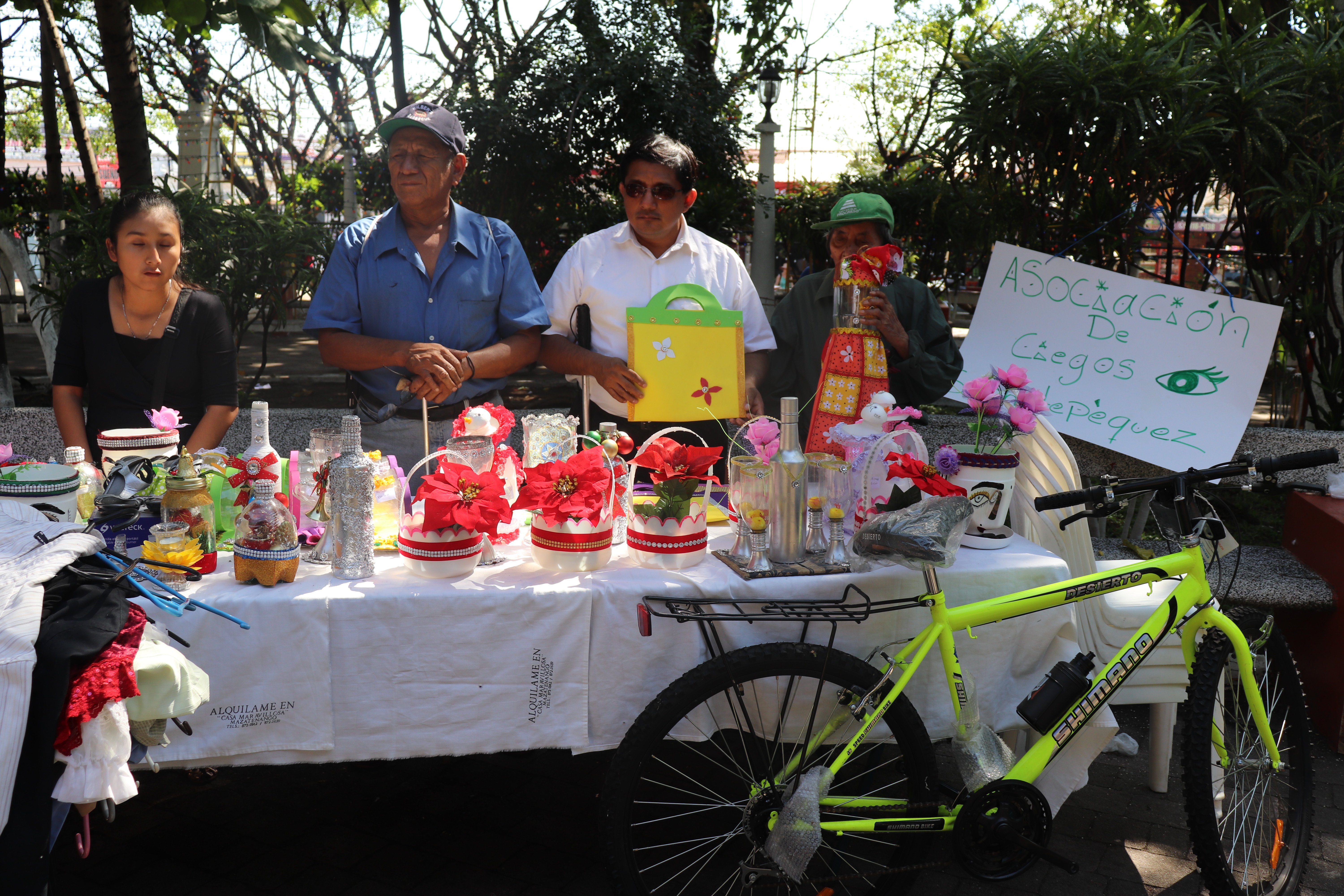Asociación de invidentes en Mazatenango vende manualidades para comprar bastones para sus afiliados. (Foto Prensa Libre: Marvin Túnchez) 