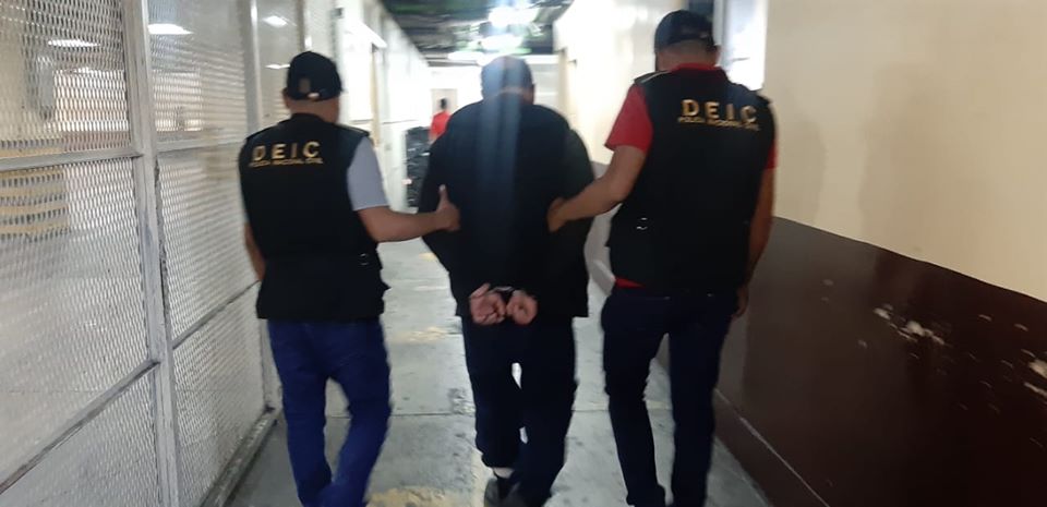 Investigadores de la Policía Nacional Civil trasladan a Juan Samayoa a la cárcel en el Cuartel Militar de Matamoros. (Foto Prensa Libre: cortesía PNC)