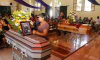 Los cuerpos los hermanos López Rivera fueron llevados a la iglesia católica de aldea Sibaná, El Asintal, Retalhuleu para una misa de cuerpo presente (Foto Prensa Libre: Rolando Miranda)
