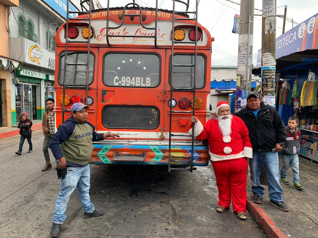 César Tobías, piloto de un bus extraurbano, sorprendió a los pasajeros que se trasladaron de la capital a Quiché. (Foto Prensa Libre: Héctor Cordero)