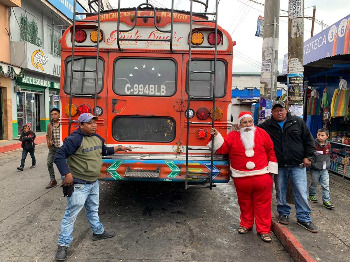 Santa Claus conduce un bus extraurbano de la capital a Quiché