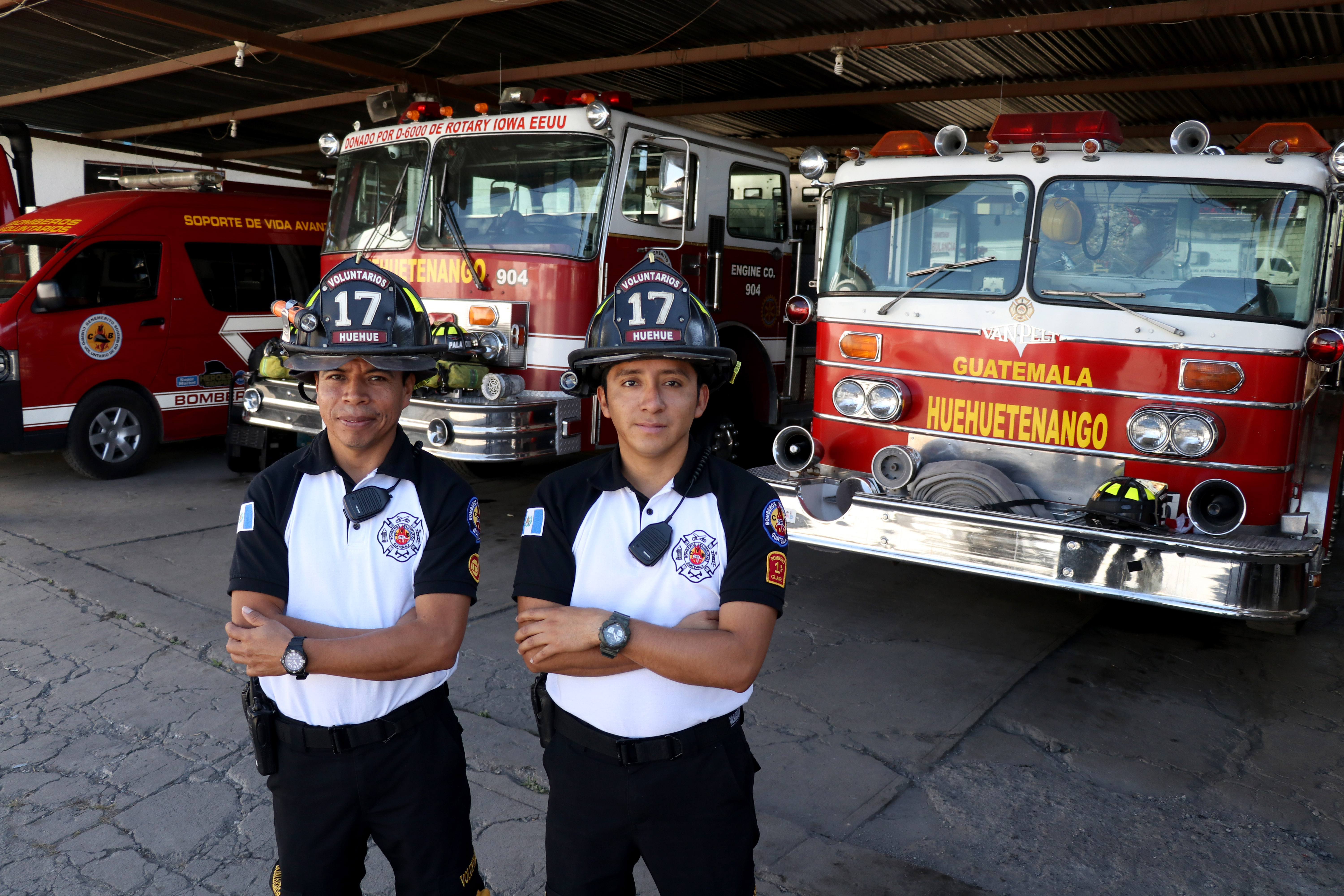 José Ortíz y Kevin Martín, dos de los socorristas de turno en la 17 compañía de Bomberos Voluntarios de Huehuetenango, dejaron a su familia para atender emergencias en Navidad. (Foto Prensa Libre: Mike Castillo)