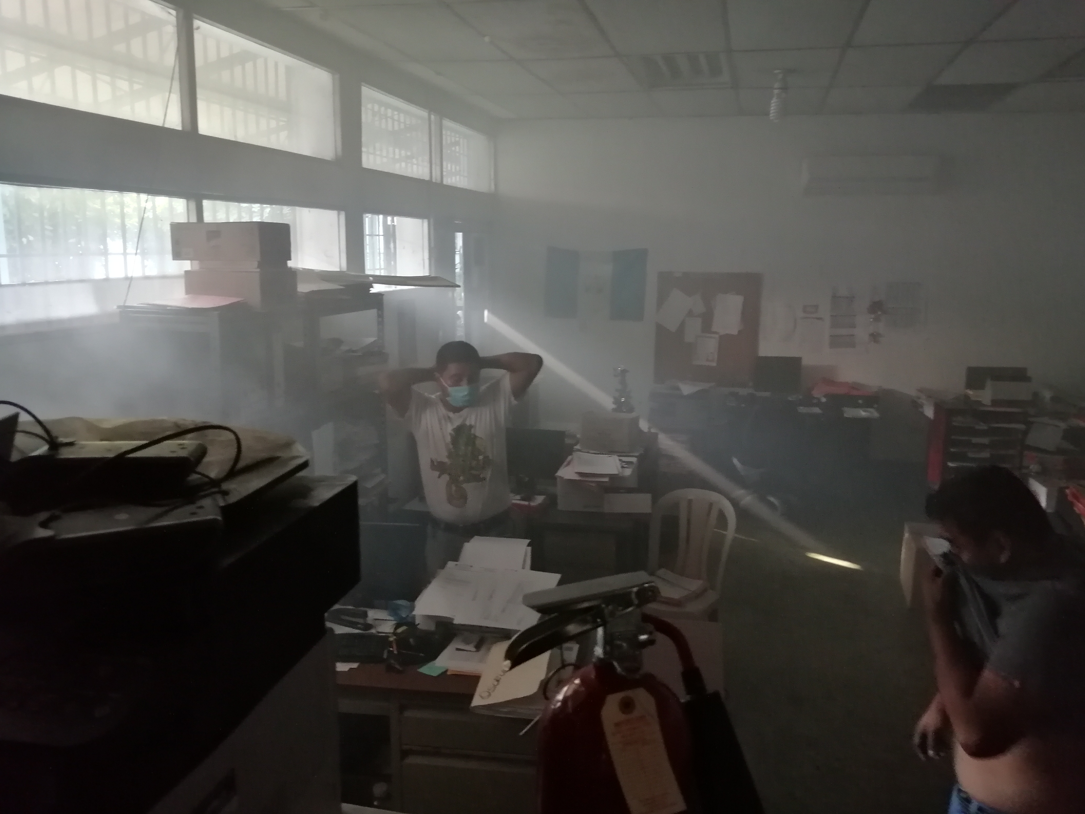 El incendio en la oficina inició a las 4 am, según reportó el personal del Hospital. (Foto Prensa Libre: Cortesía)