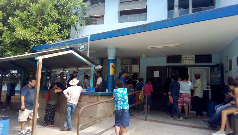Las visitas en el Hospital regional de Zacapa han sido restringidas debido a un brote de influenza. (Foto Prensa Libre: Dony Stewart)