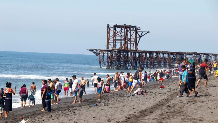 Autoridades de turismo estiman que al menos 10 mil personas visitarán la playa pública de Champerico, Retalhuleu, durante la fiesta de Año Nuevo.  (Foto Prensa Libre: Rolando Miranda)