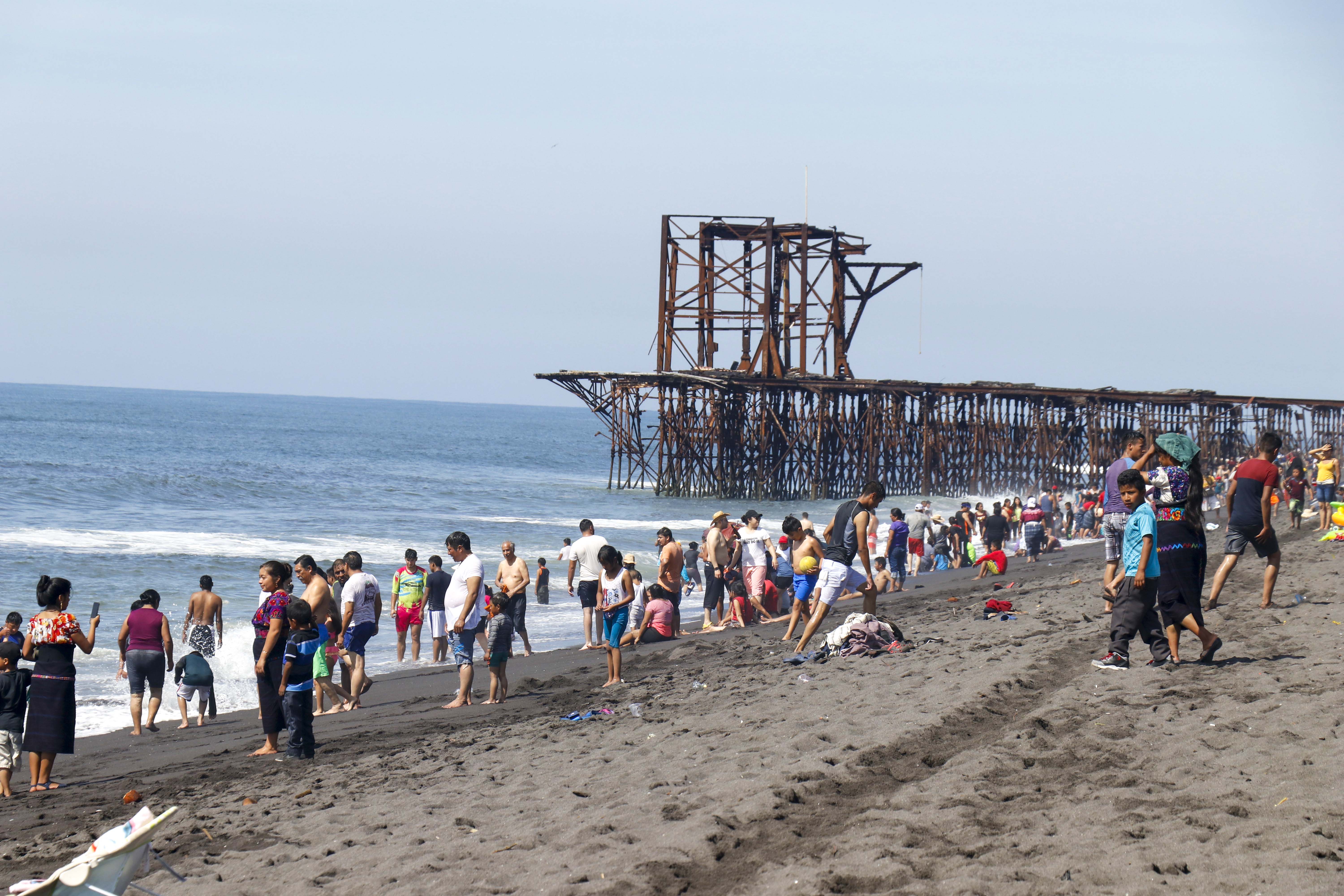 Autoridades de turismo estiman que al menos 10 mil personas visitarán la playa pública de Champerico, Retalhuleu, durante la fiesta de Año Nuevo.  (Foto Prensa Libre: Rolando Miranda)