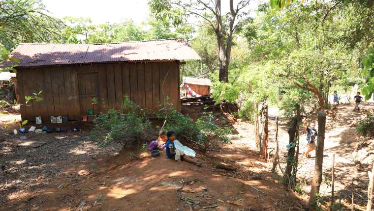Los niños de la aldea Belice no tienen otra opción más que estudiar solo la primaria, pues debido a la pobreza no pueden viajar hasta Siquinalá para continuar con sus estudios. (Foto Prensa Libre: Carlos Paredes)