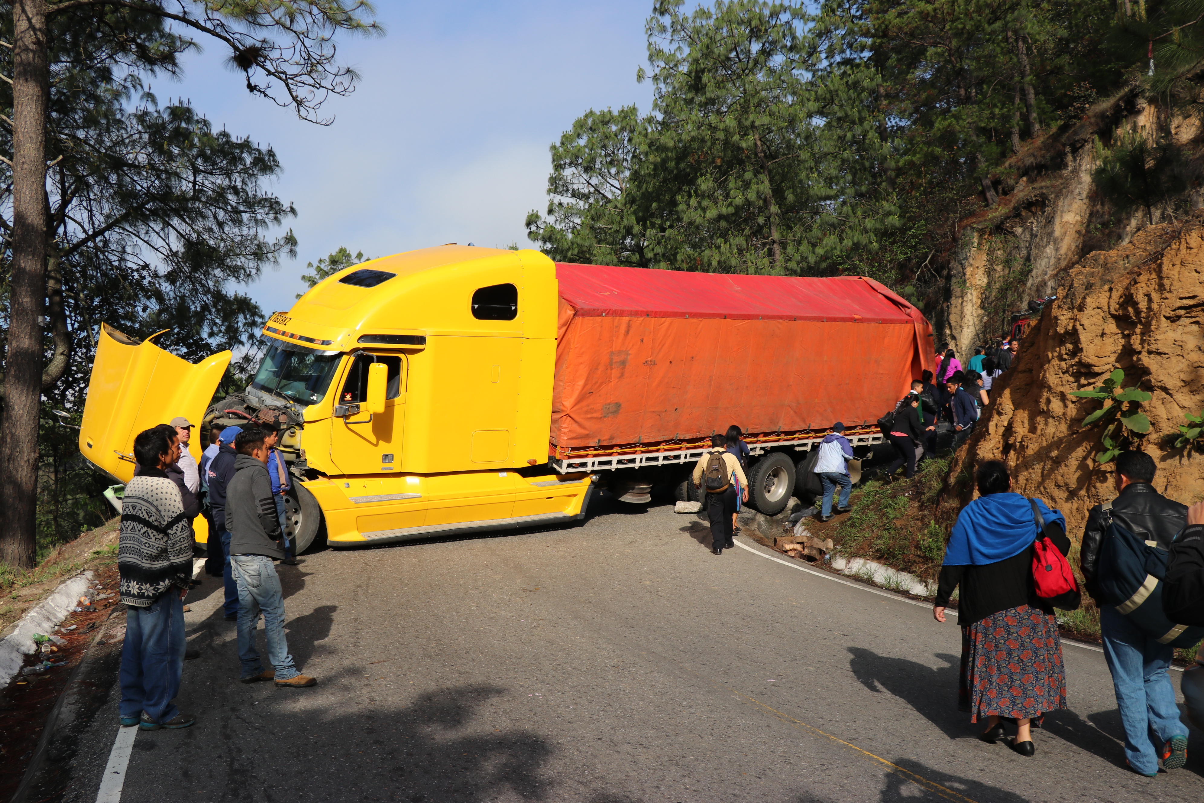 En la ruta que comunica Chichicastenango con Santa Cruz del Quiché son comunes los accidentes de tránsito provocados por tráileres y camiones. (Foto Prensa Libre: Héctor Cordero)