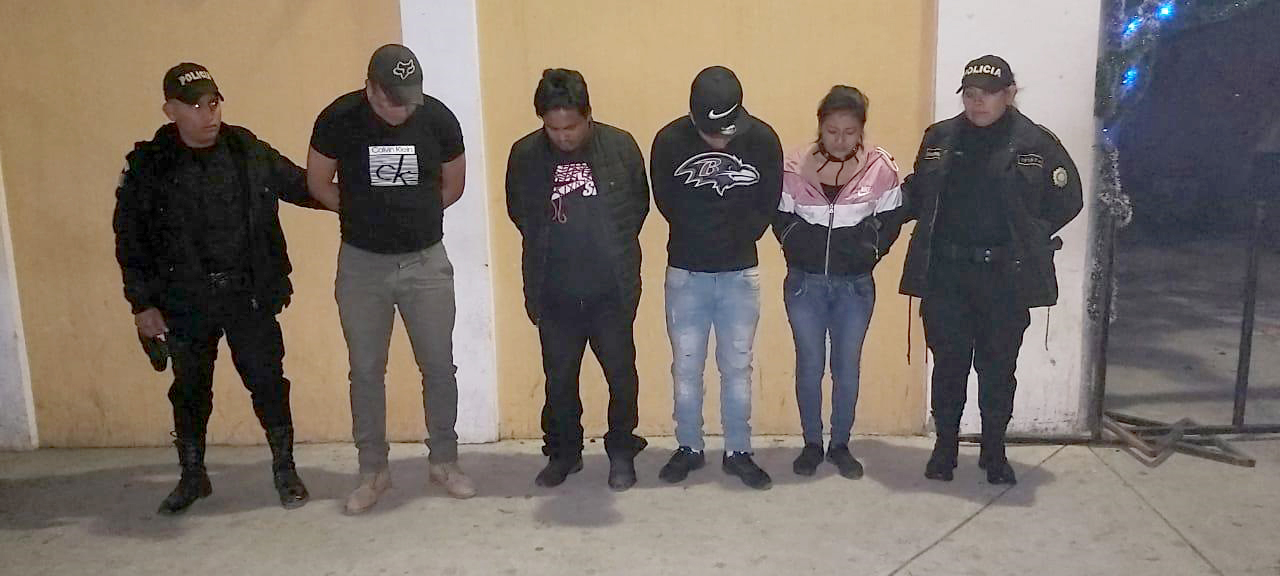 Una mujer y cuatro hombres son trasladados a la sede policial en la zona 5 de Huehuetenango, tras ser señalados de cometer robos a tiendas y comercios. (Foto Prensa Libre: PNC)