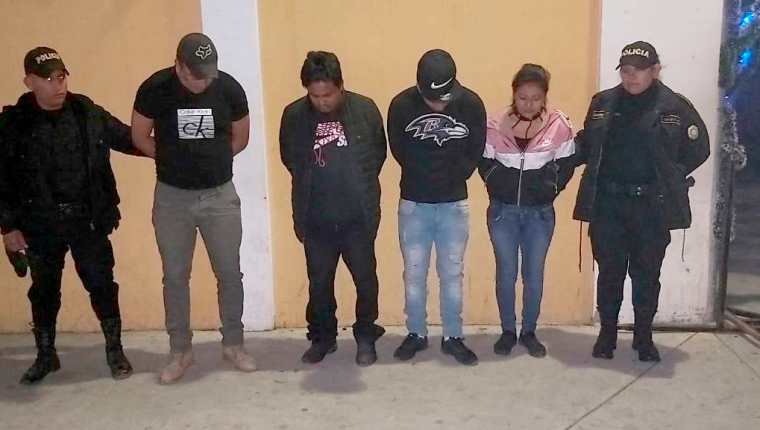Una mujer y cuatro hombres son trasladados a la sede policial en la zona 5 de Huehuetenango, tras ser señalados de cometer robos a tiendas y comercios. (Foto Prensa Libre: PNC)