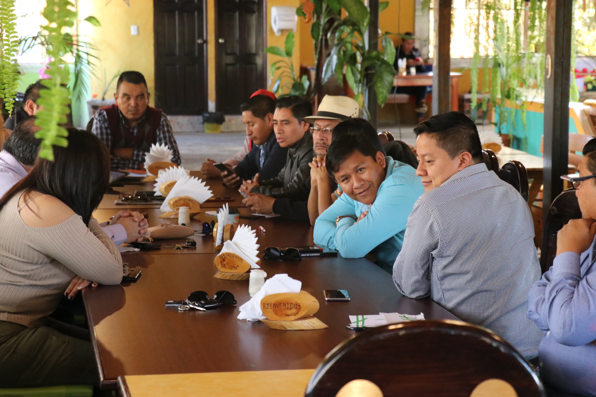 Representantes de los pueblos indígenas ante el Codede de Quiché en reunión privada con diputados oficialistas del departamento. (Foto Prensa Libre: Héctor Cordero)