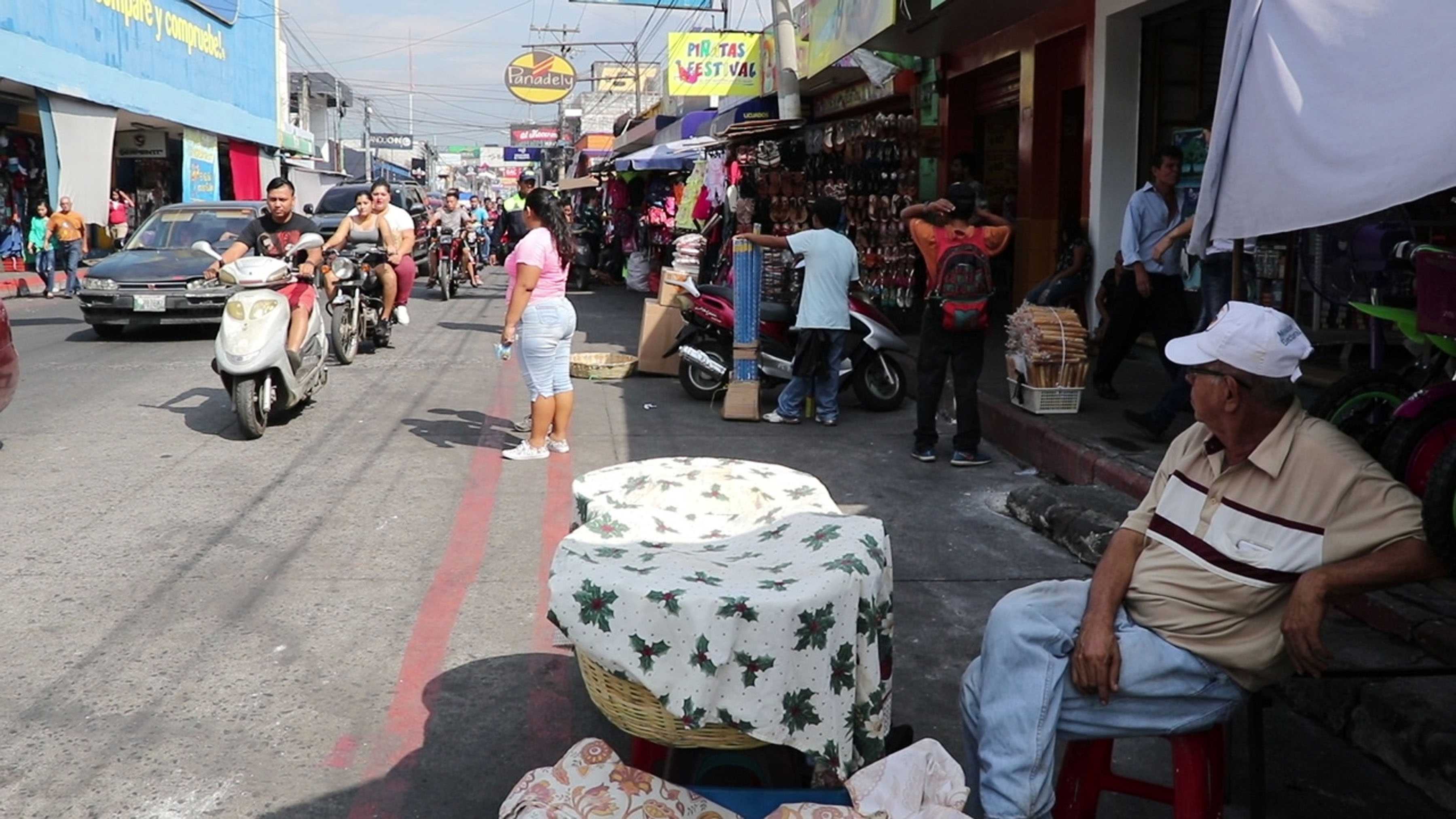 Los vendedores de la economía informal recibirán apoyo, pero solo los que aparezcan en los listados de los alcaldes. (Foto Prensa Libre: Hemeroteca PL)