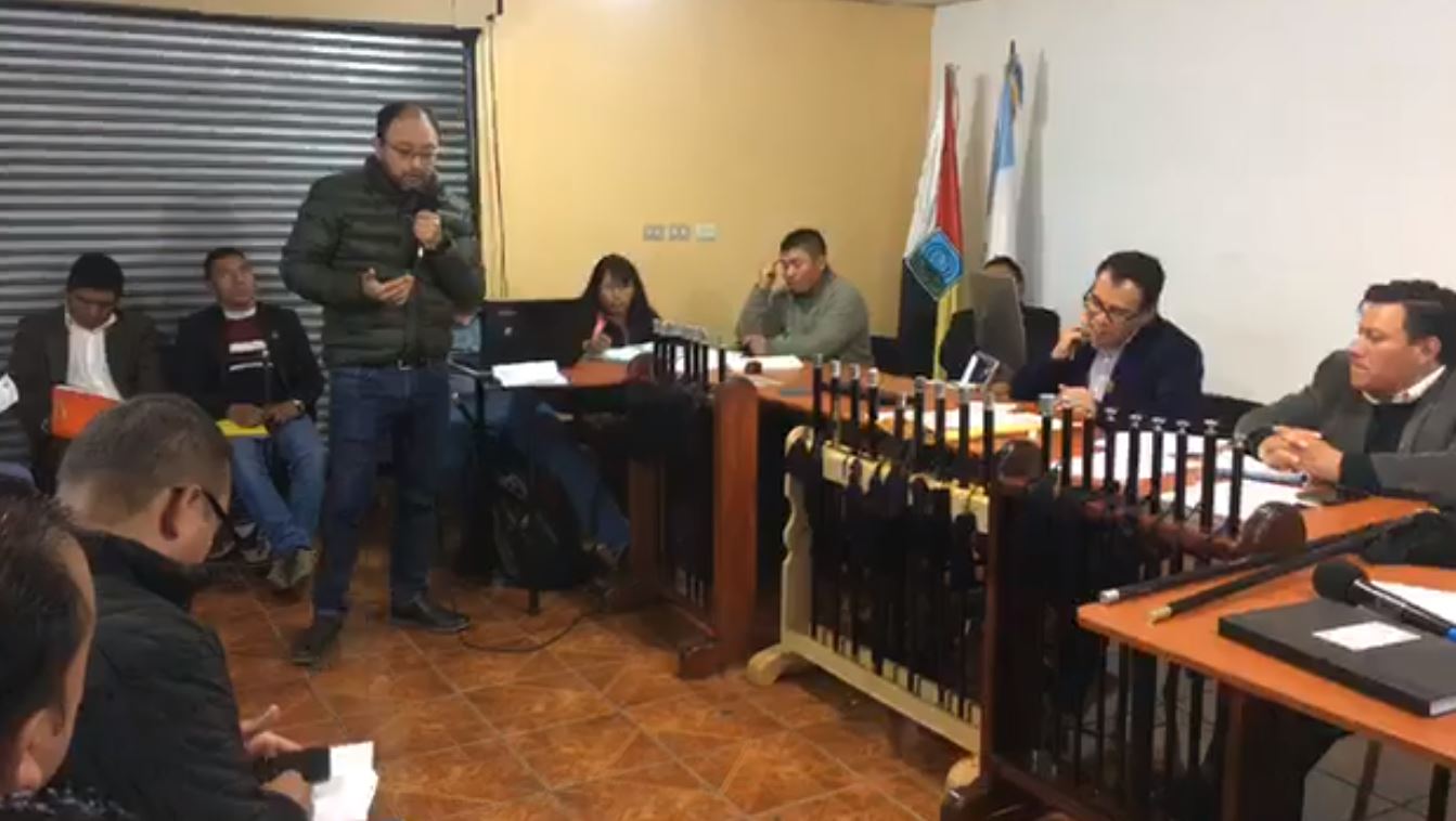 Francisco Sosa, representante de Energuate, expone la postura de la empresa con relación a las demandas en Totonicapán. (Foto Prensa Libre: Cortesía) 