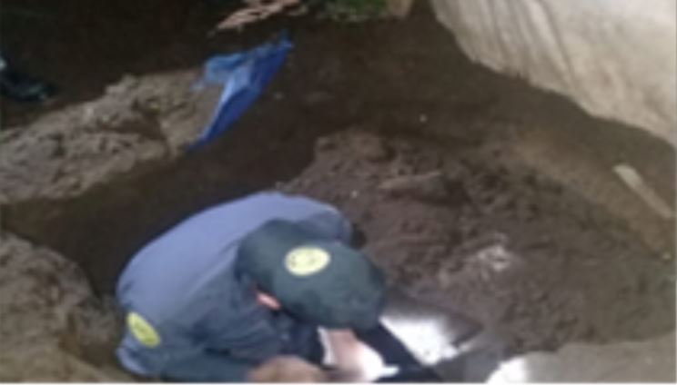 Un guardia del Sistema Penitenciario revisa el  túnel que cavaban los reos. (Foto Prensa Libre: DGSP) 