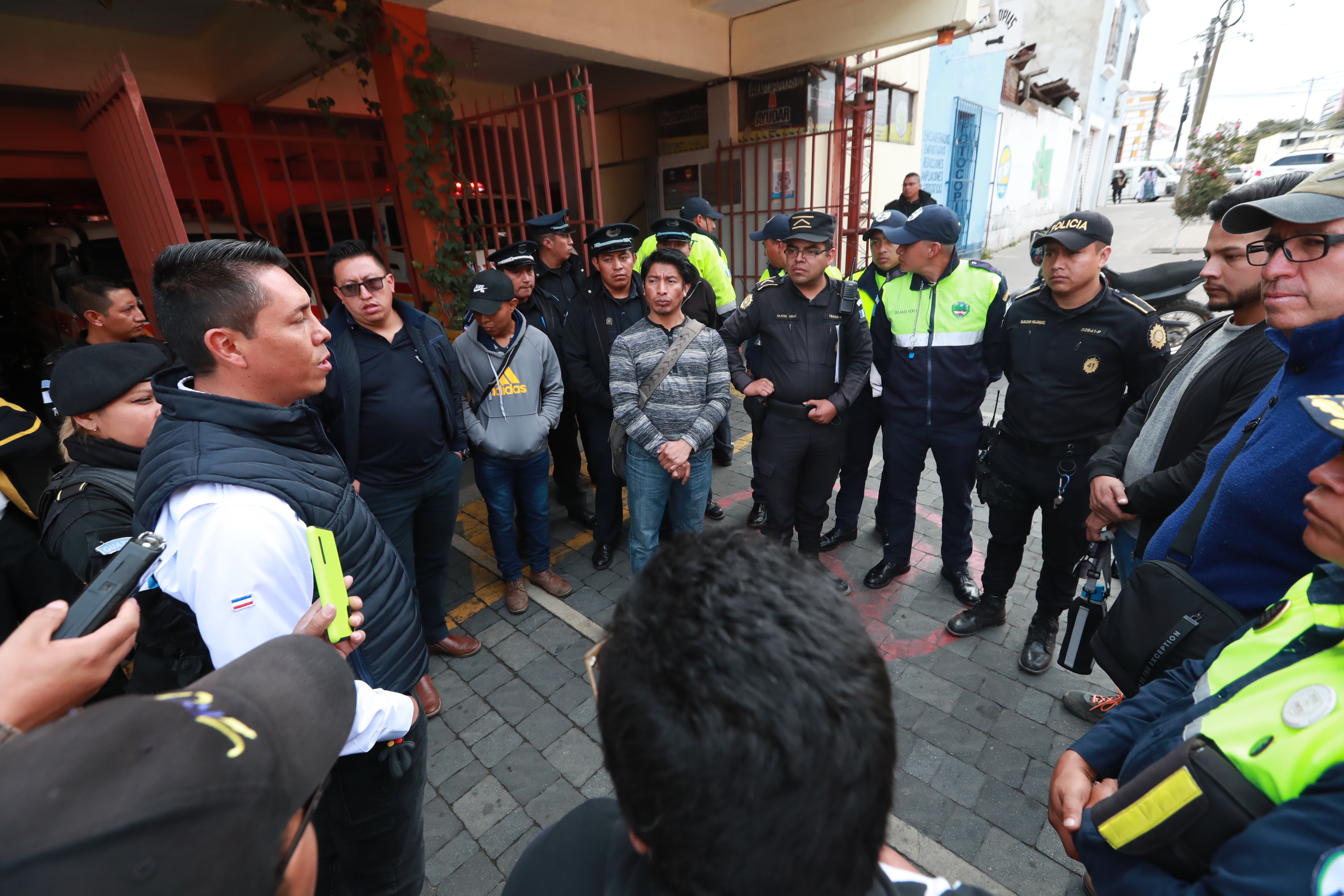 A dos días de la Navidad la Municipalidad de Xela busca trasladar las ventas de pirotecnia fuera de los mercados. (Foto Prensa Libre: Mynor Toc)