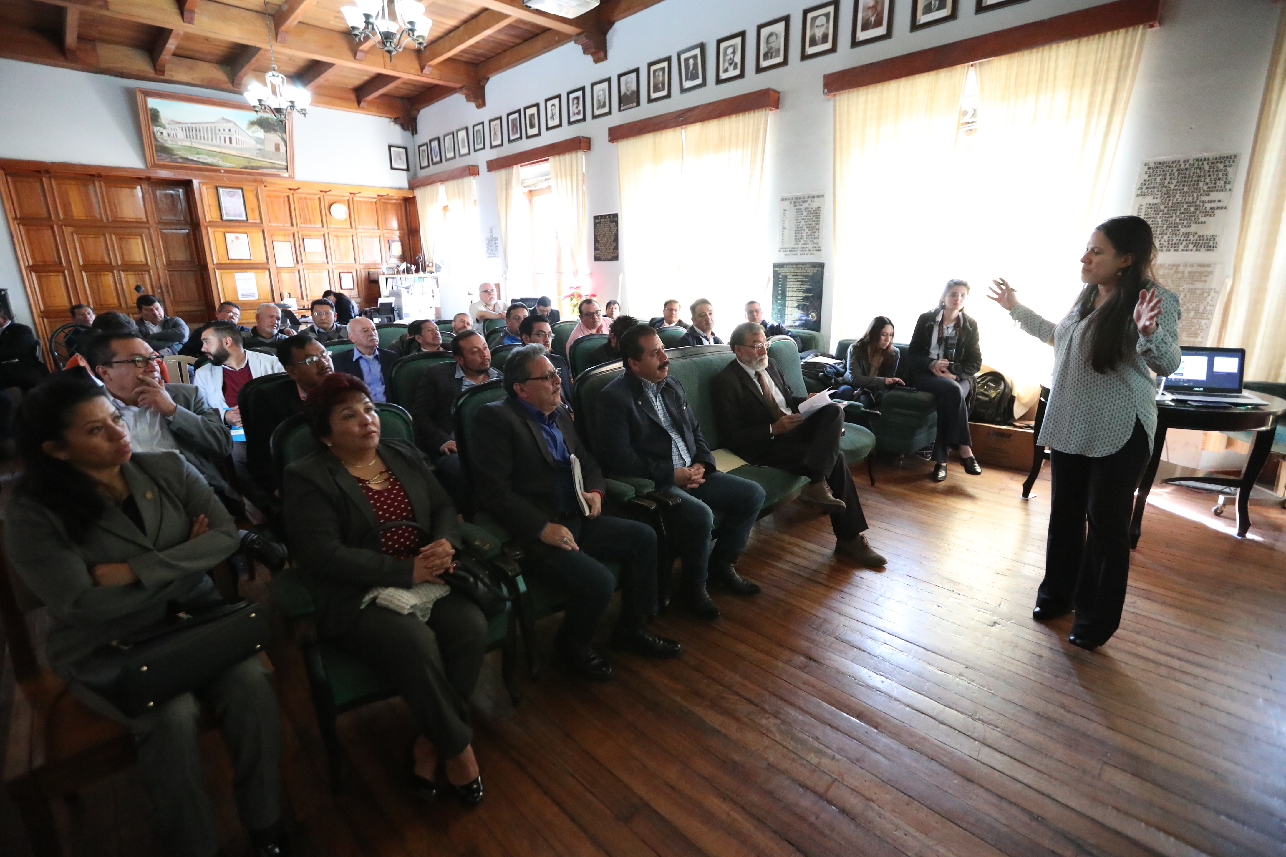 Elisa Castañeda, asesora del Inde, explica a los integrantes del nuevo concejo sobre los detalles del nuevo contrato entre la Municipalidad de Quetzaltenango y el Inde. (Foto Prensa Libre: María Longo) 
