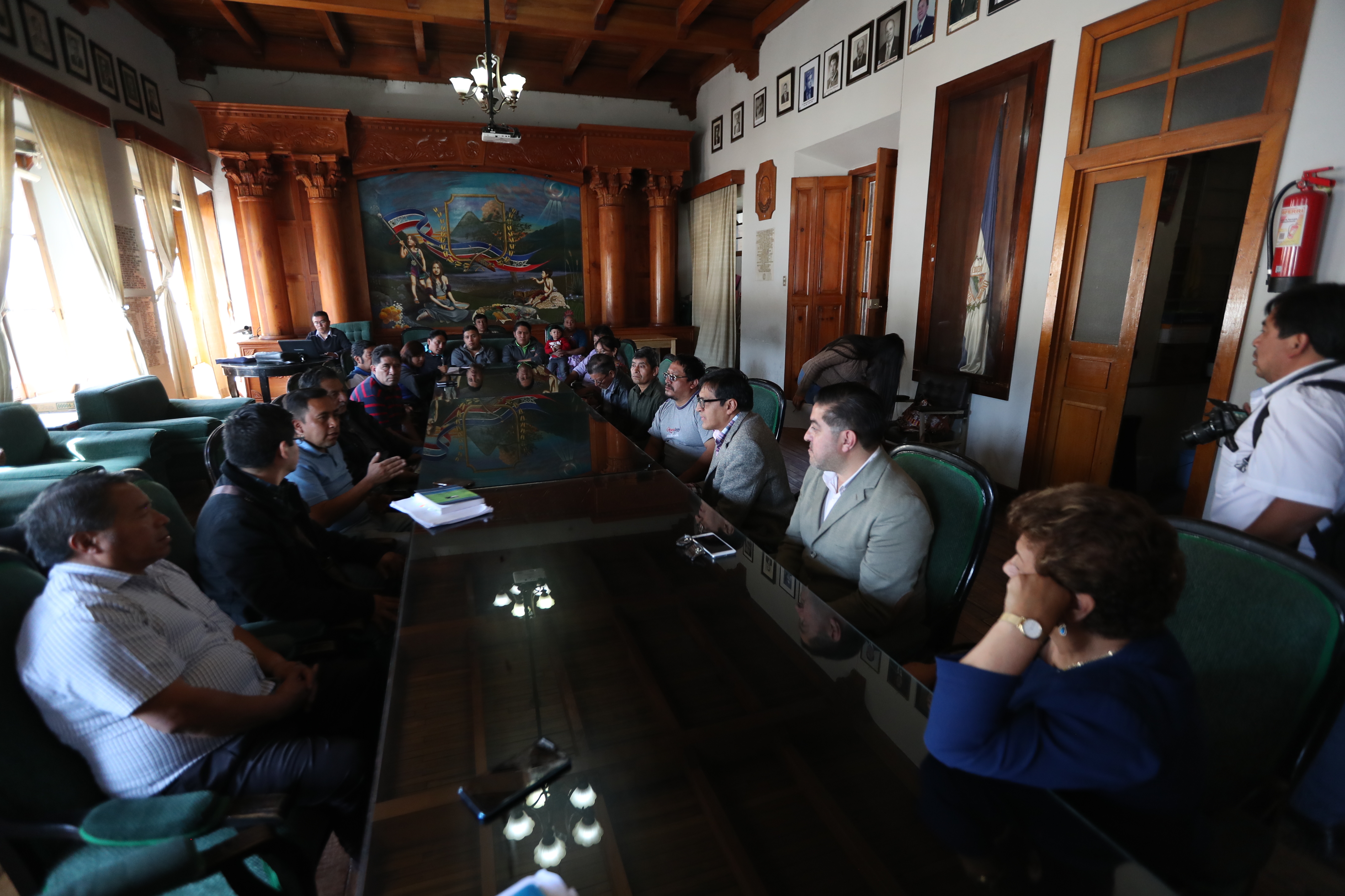 Representantes del Concejo y comerciantes se reunieron con Pablo González, jefe del Sistema de Información Geográfica de la municipalidad, y llegaron a un acuerdo. (Foto Prensa Libre: María Longo) 