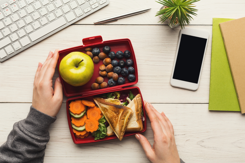 Una alimentación balanceada se conforma de tres comidas y dos refacciones. Lo ideal es consumir productos saludables y bajos en grasa. (Foto Prensa Libre: Shutterstock)