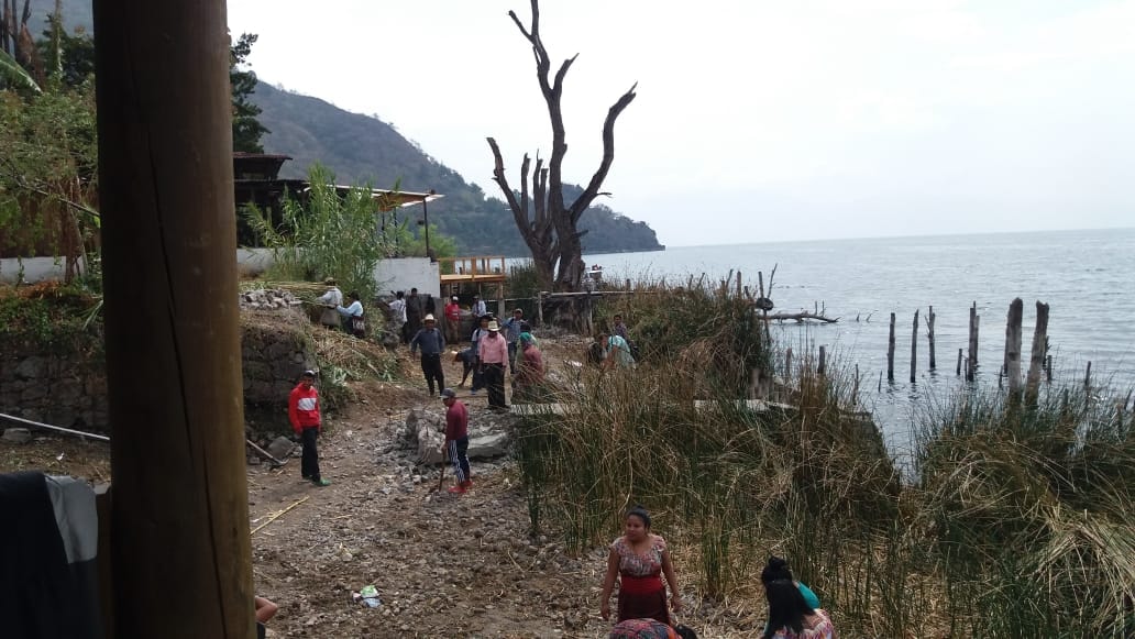 En San Marcos La Laguna, Sololá, la comuna exigió a los propietarios de terrenos que colindan con el lago ceder 20 metros de terreno para uso público. (Foto Prensa Libre: Cortesía) 