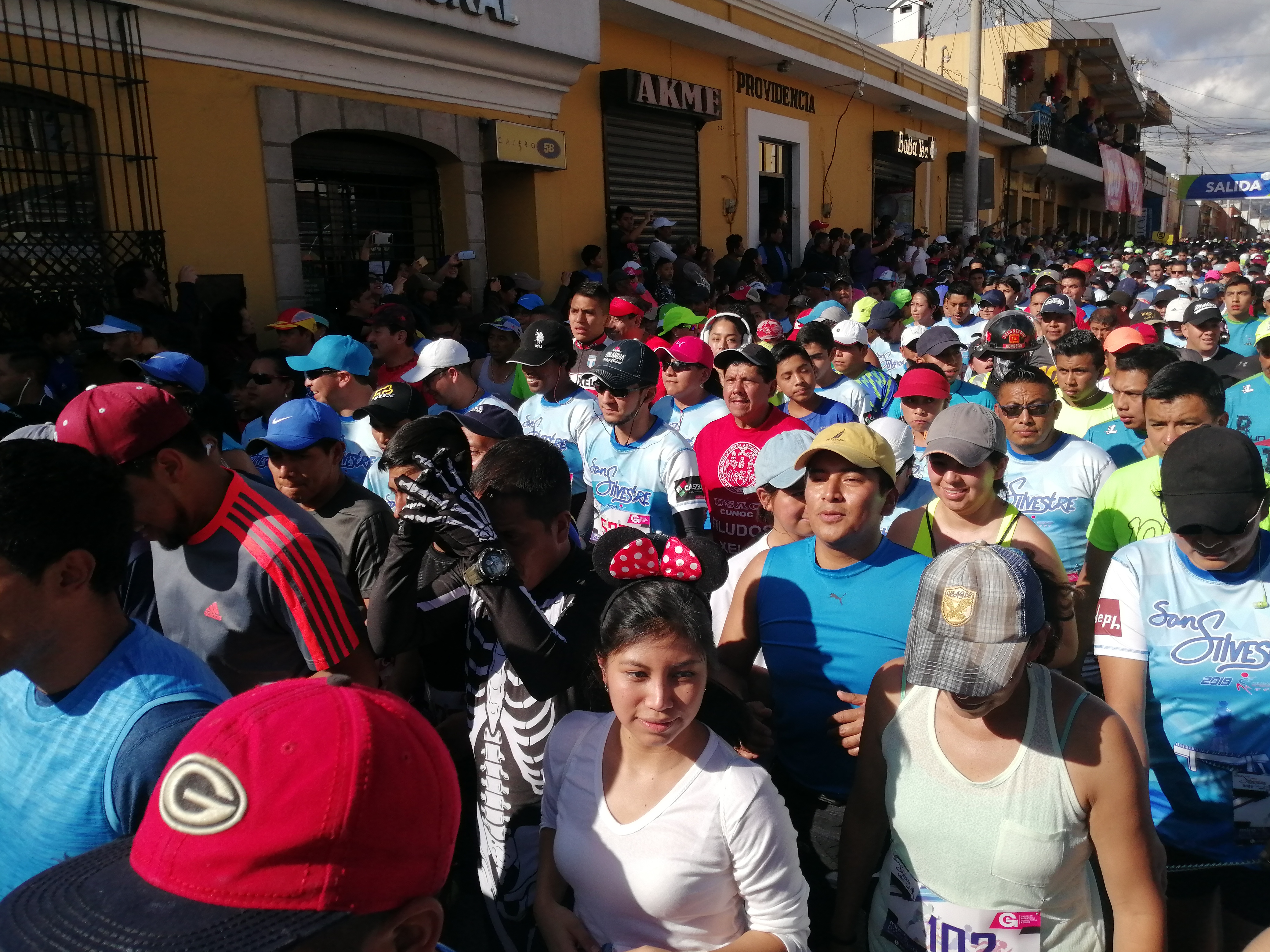 Más de mil personas fueron parte de la carrera San Silvestre Quetzaltenango 2019. (Foto Prensa Libre: María Longo) 