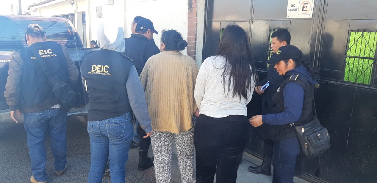 La esposa e hija del alcalde de San Miguel Petapa, Luis Reyes, fueron capturadas hoy en la mañana en Prados de Villa Hermosa. (Foto Prensa Libre: PNC)
