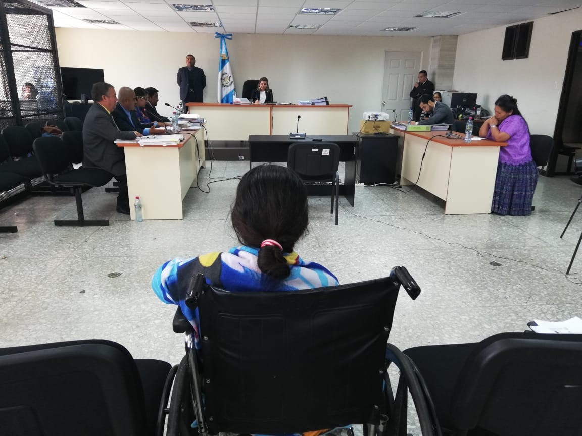 Angelina Coy Choc, una de las detenidas, en silla de ruedas, observa a los abogados, la jueza y fiscales durante la audiencia. (Foto Prensa Libre: Edwin Pitán) 