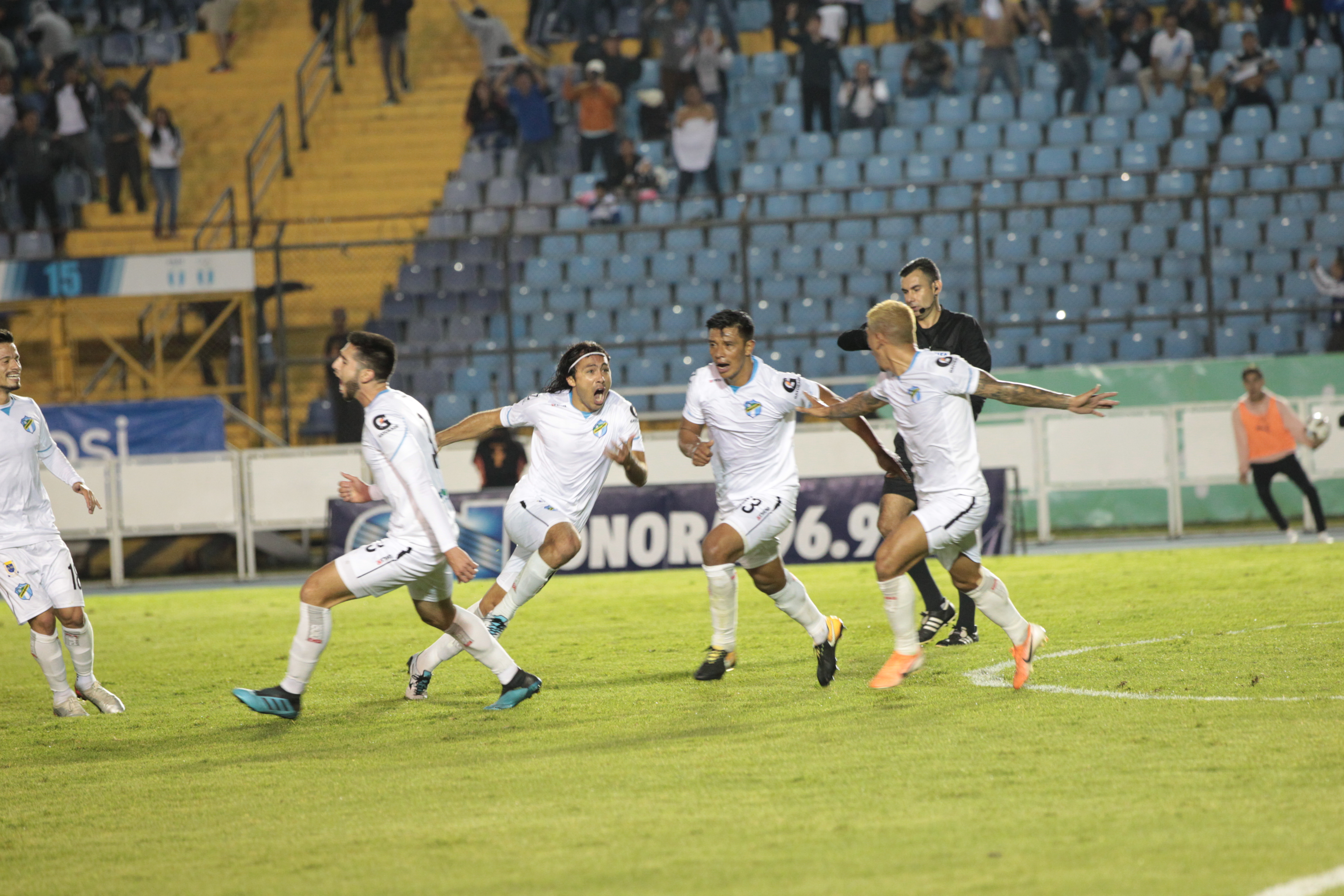 Agustín Herrera salvó a los cremas contra Guastatoya y los llevó a las semis. Foto Prensa Libre: Norvin Mendoza)