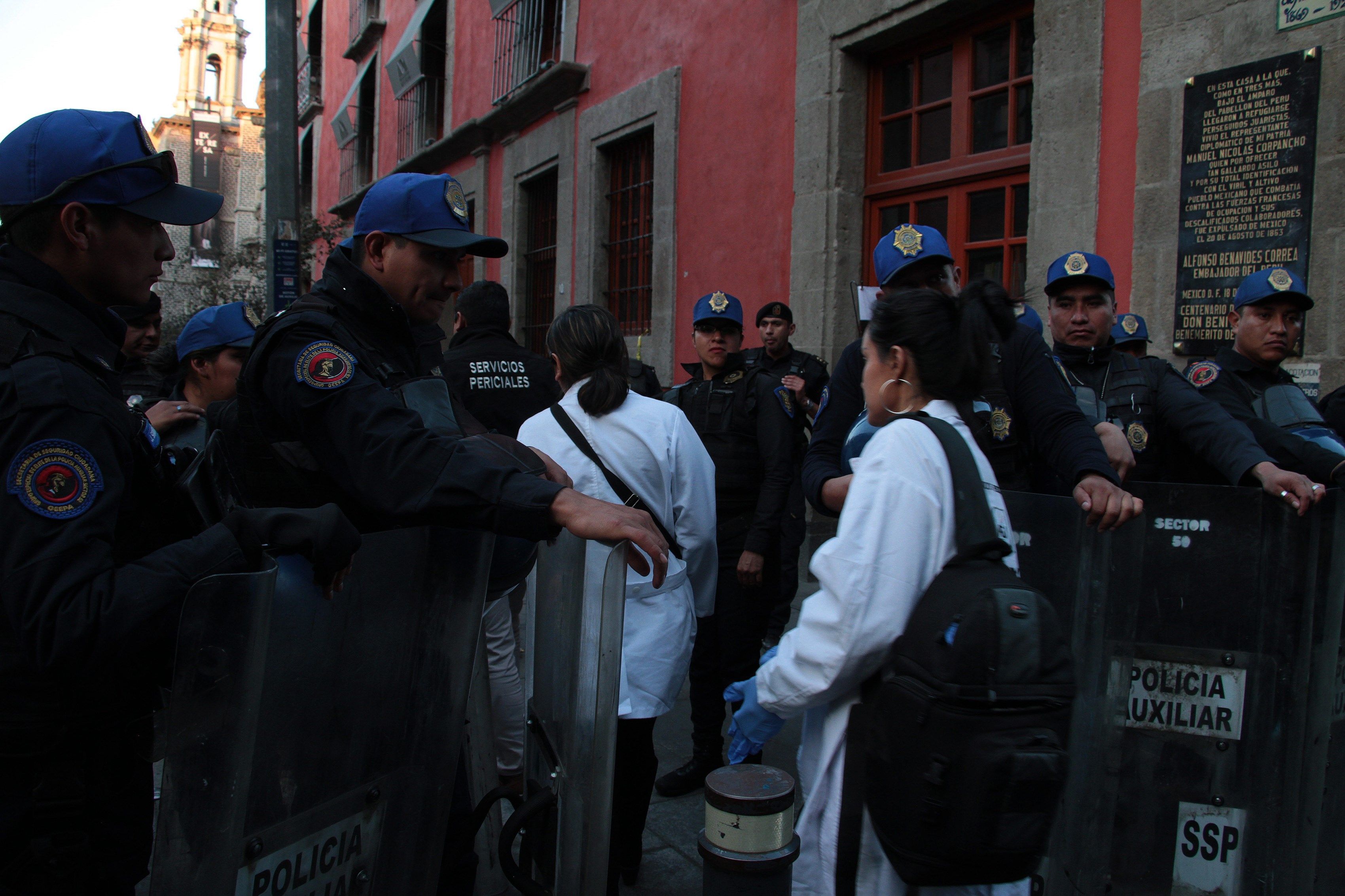 Varias personas fueron atendidas por crisis nerviosa. (Foto Prensa Libre: EFE)