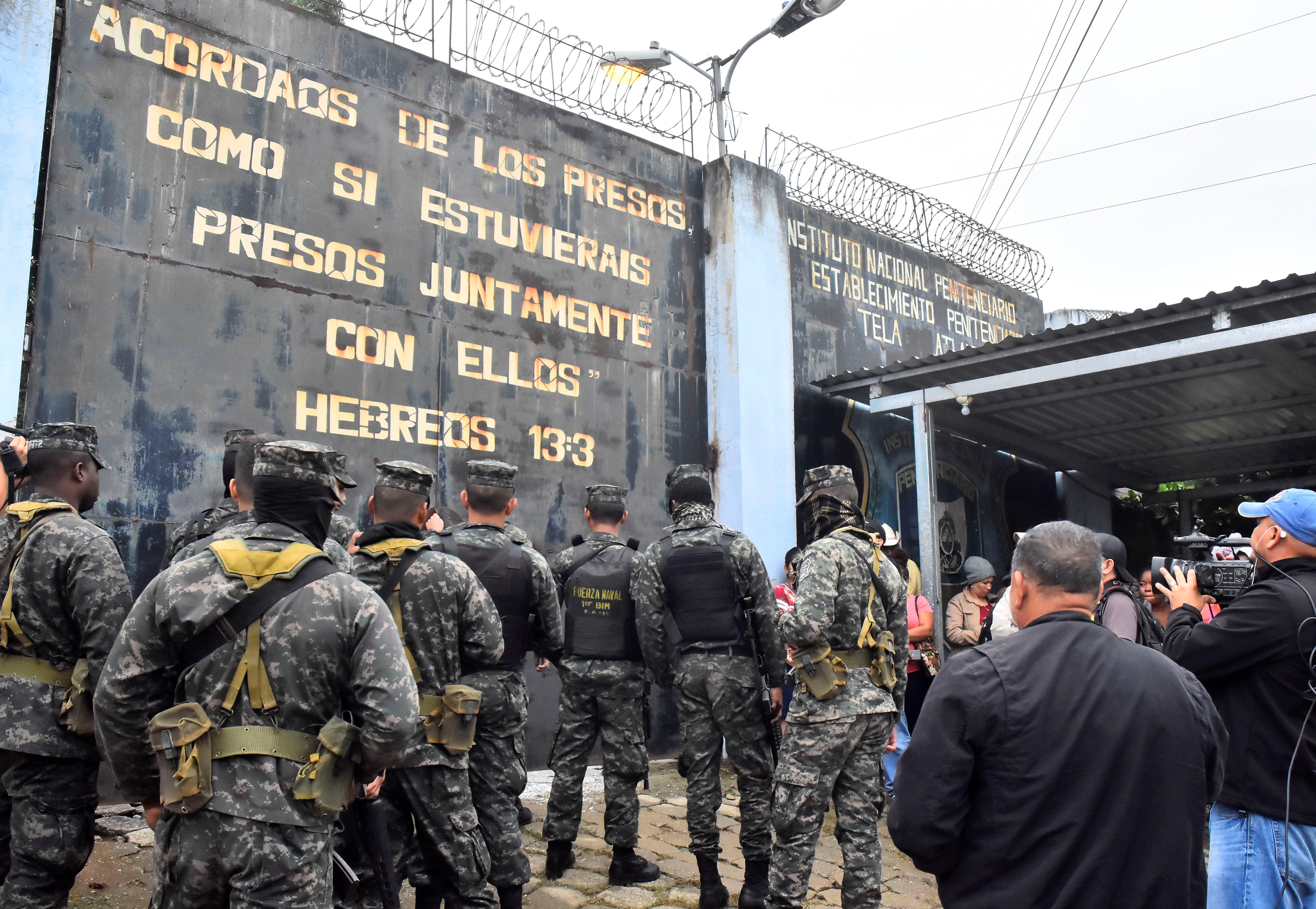 La riña ocurre horas después de una balacera que dejó varios muertos. (Foto Prensa Libre: EFE)