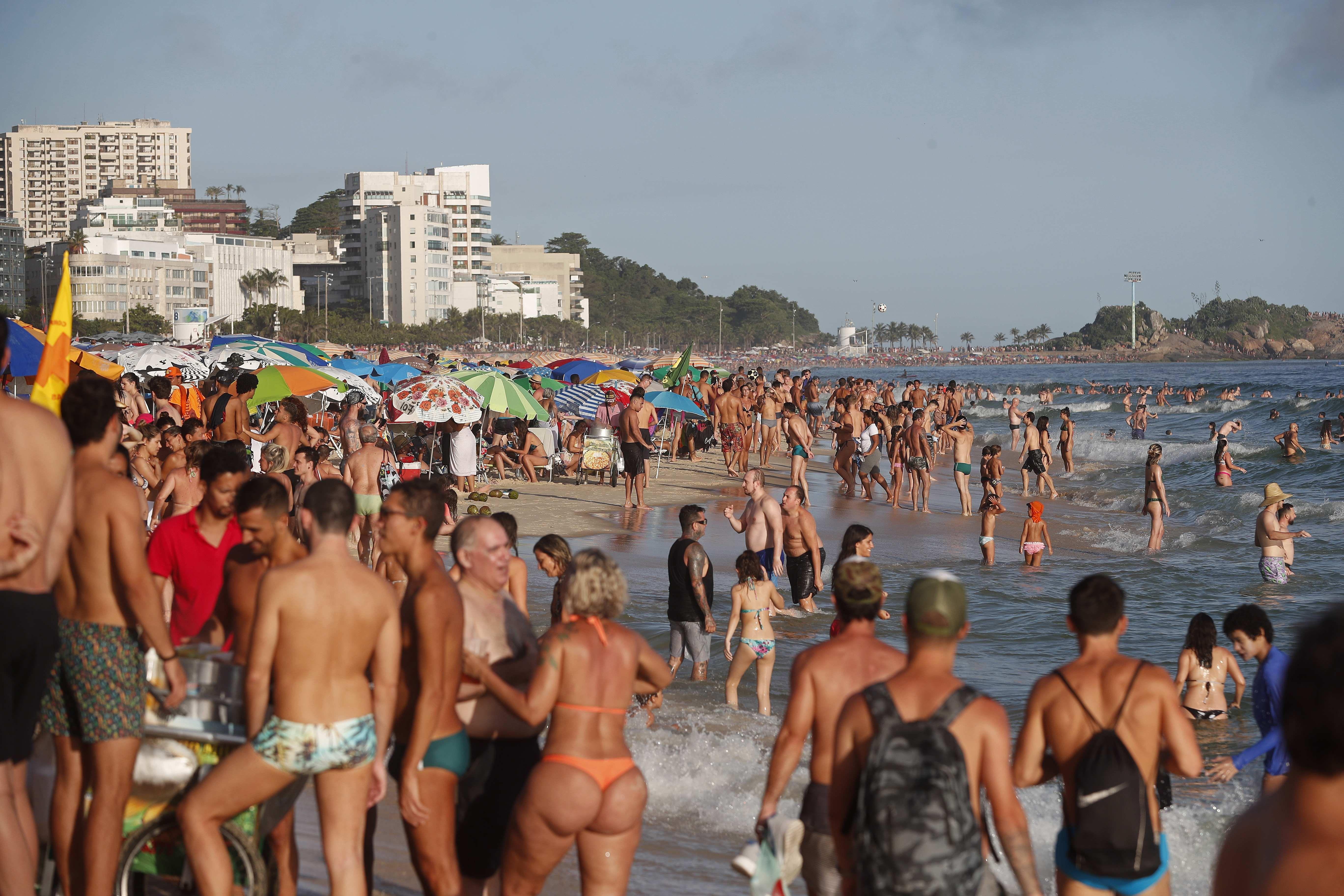 BRA01.RIO DE JANEIRO (BRASIL), 30/12/2019.- Vista de la playa de Ipanema llena de personas este lunes, en Rio de Janeiro (Brasil). Miles de personas intentaban hacerse un espacio este lunes en las icónicas playas de Ipanema y Copacabana, atiborradas de gente a tan solo un día del tradicional Reveillón, como se conoce a la fiesta de Año Nuevo en Brasil, uno de los espectáculos más turísticos de Río de Janeiro. EFE/ Marcelo Sayão