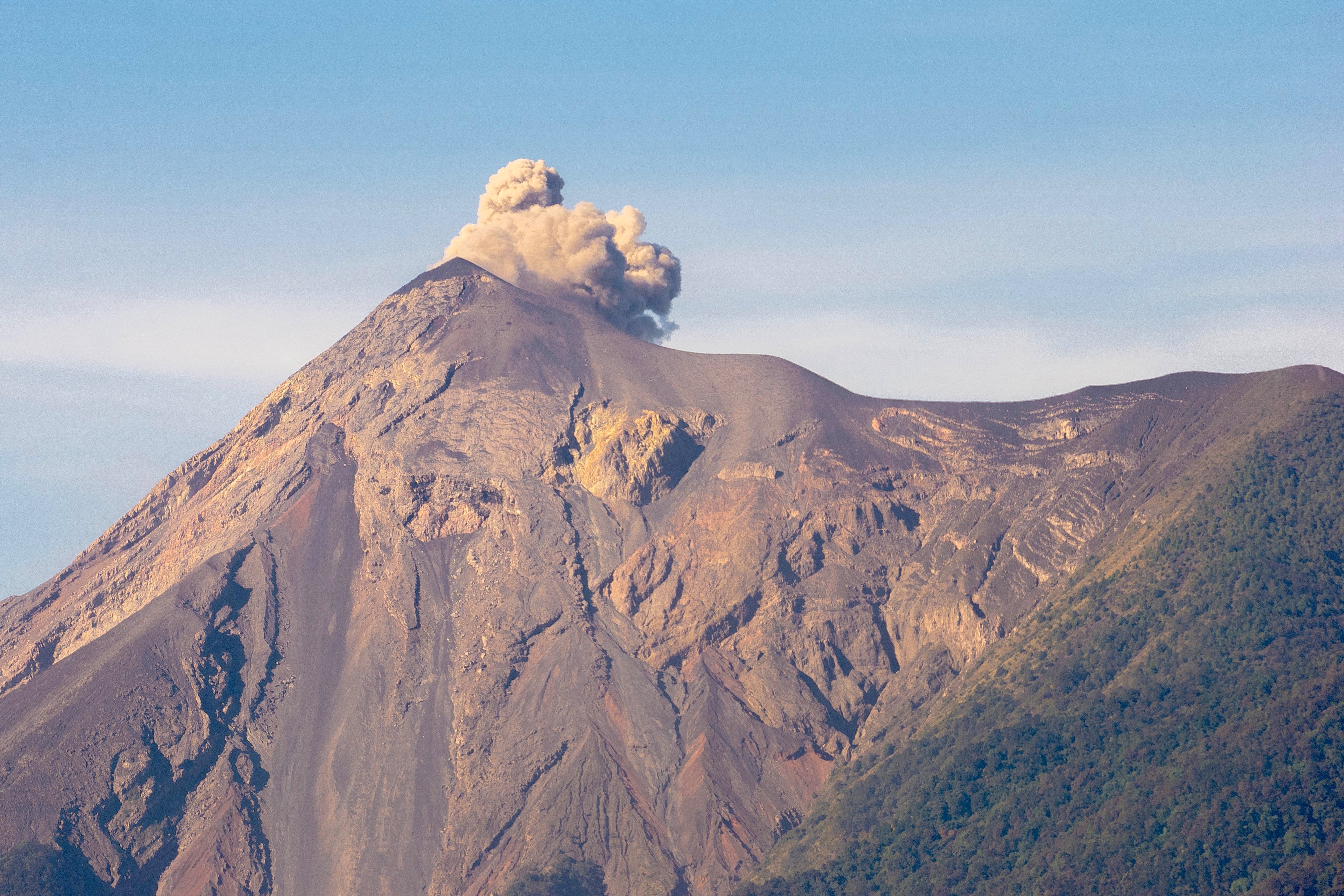 Las autoridades de emergencia monitorean la actividad del Volcán de Fuego.  (Foto Prensa Libre: David Us De Paz)