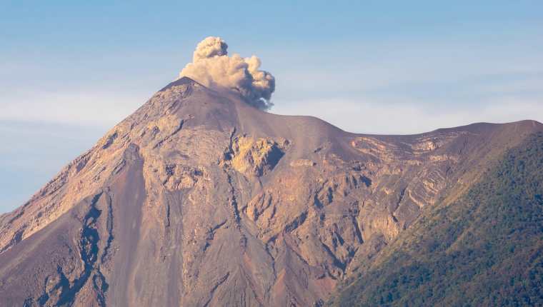 Las autoridades de emergencia monitorean la actividad del Volcán de Fuego.  (Foto Prensa Libre: David Us De Paz)