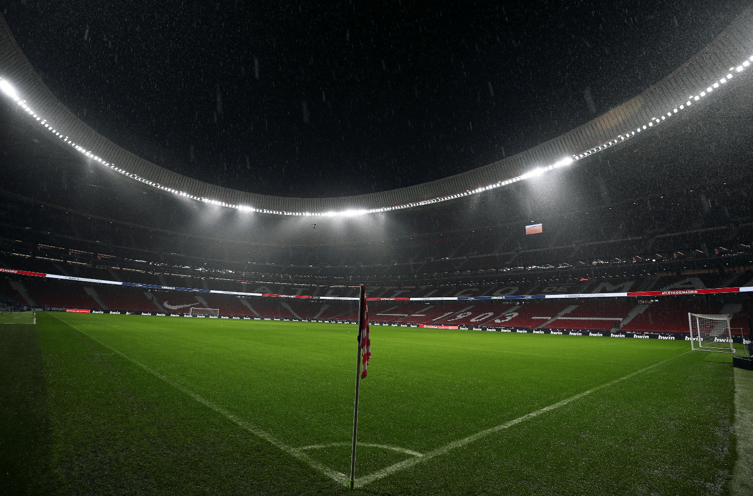 En el Wanda Metropolitano el Atlético de Madrid y el Barcelona se enfrentan. (Foto Prensa Libre: EFE)