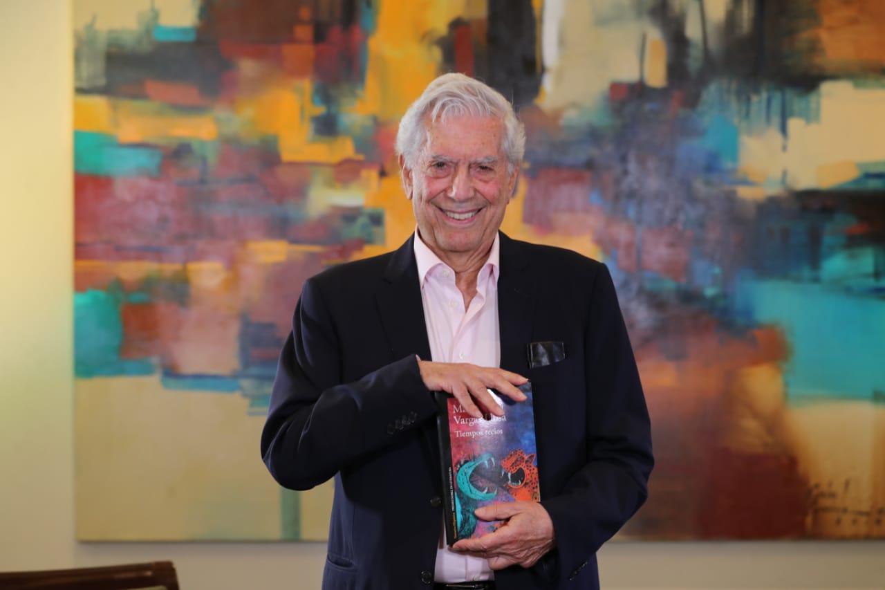 El premio Nobel, Mario Vargas Llosa, presentará su novela Tiempos Recios el 3 de diciembre, en el Centro Cultural Miguel Ángel Asturias. (Foto Prensa Libre: Erick Ávila)