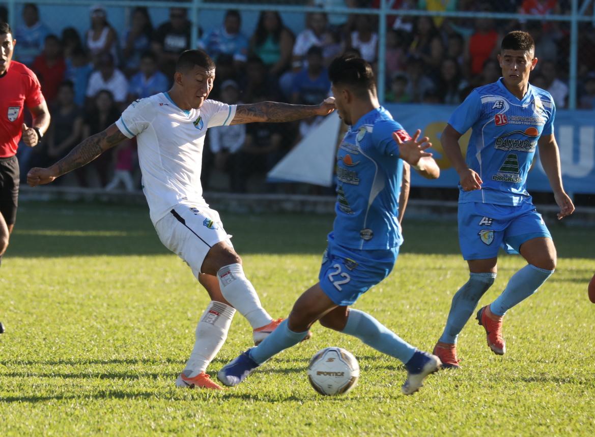 Stheven Robles intenta quedarse con el balón durante el juego en Sanarate. (Foto Prensa Libre: Rodrigo Deleón)