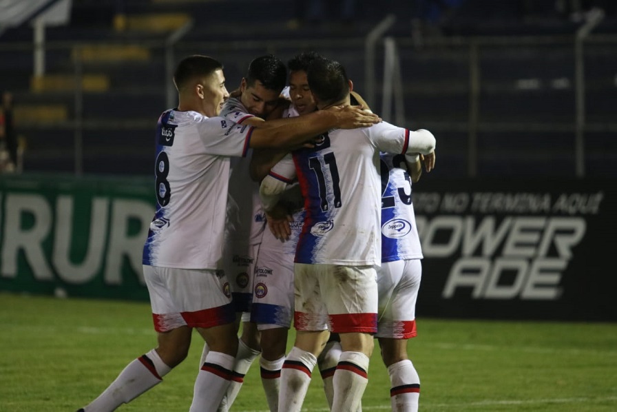 Los jugadores de Xelajú MC celebran el triunfo frente a Antigua GFC. (Foto Prensa Libre: Raúl Juárez)