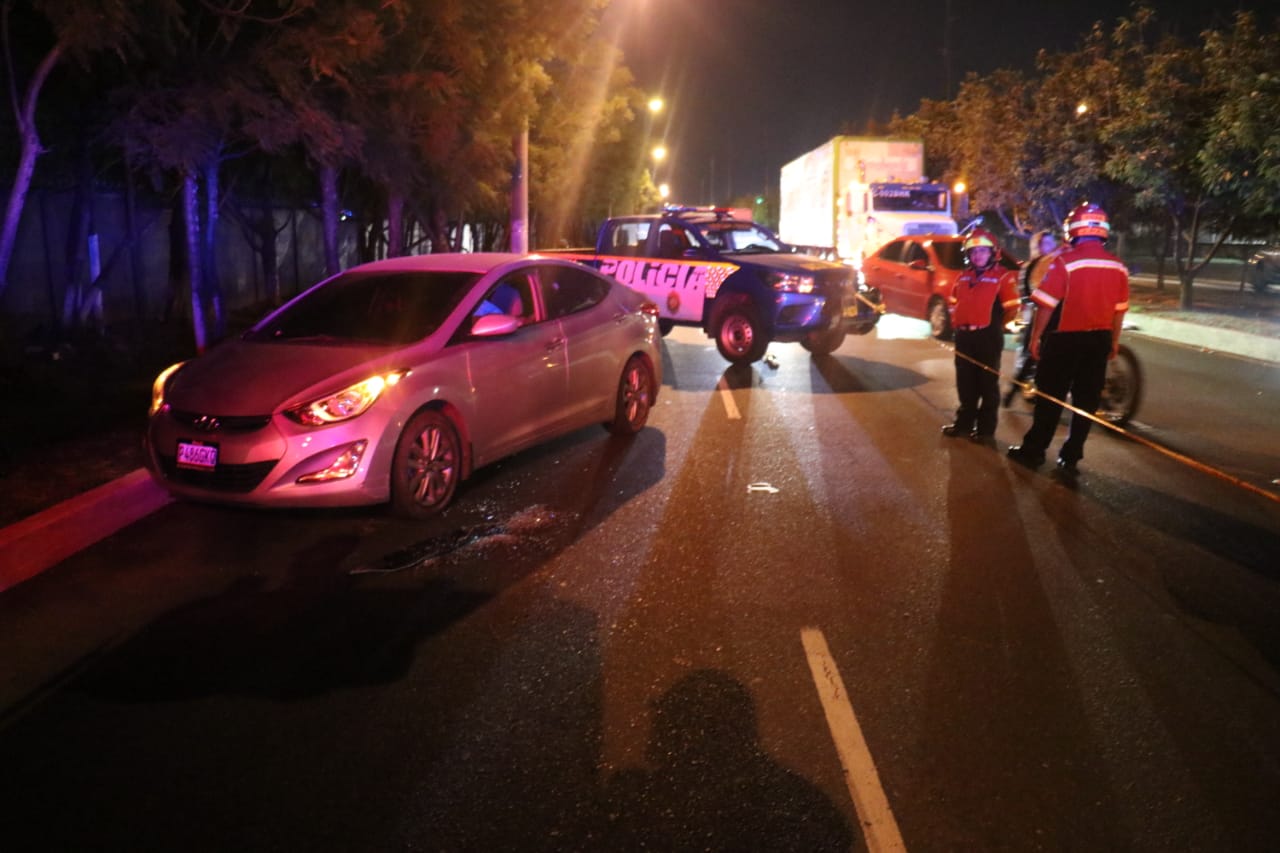 Un hombre falleció dentro de su vehículo después de recibir varios impactos de arma de fuego. (Foto Prensa Libre: Bomberos Municipales)