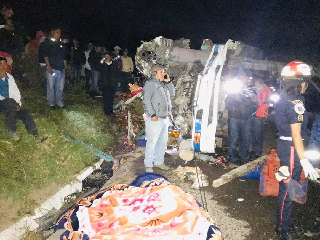 El pesado vehículo chocó y posteriormente volcó. (Foto Prensa Libre: cortesía de Hugo Barrios)