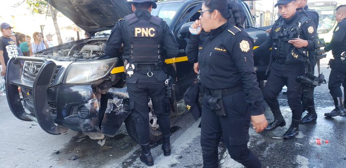 Autopatrulla de la PNC colisionó contra un vehículo sin reportarse heridos. (Foto Prensa Libre: Dalia Santos)